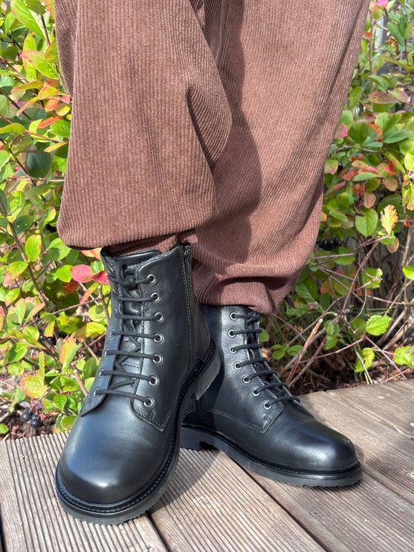 Classic short women’s boot with two zips and lacing